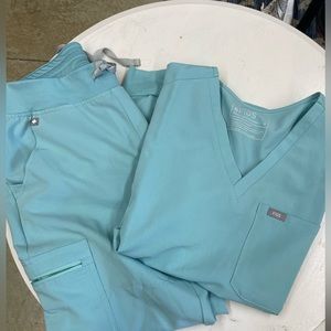 Seaglass Figs set! Medium top and medium petite joggers! Smoke free home